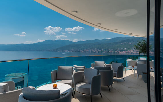 Aura Lounge Bar