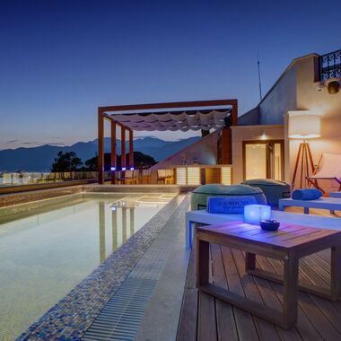 Pool Bar / Beach Bar