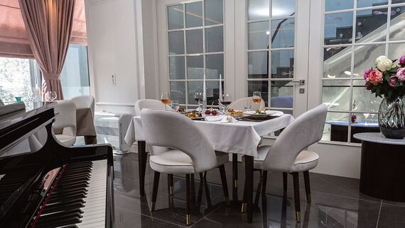 Lothar Gallery Executive Lounge